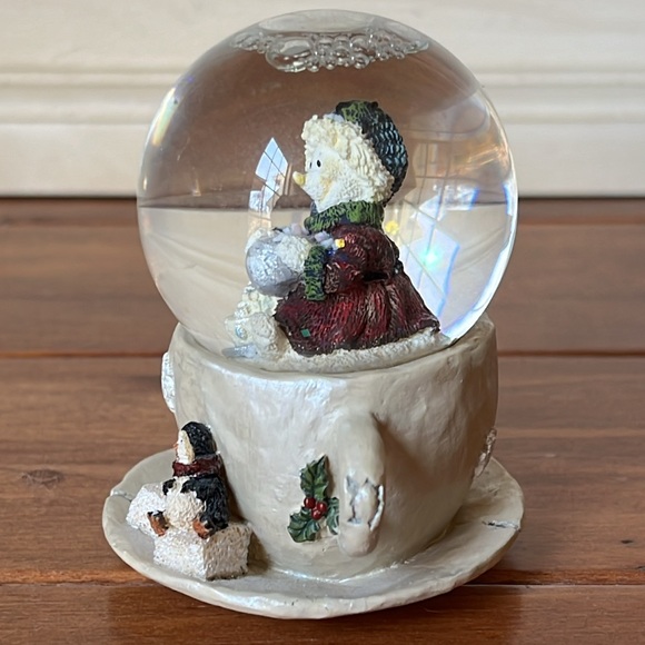 BOYDS BEARS & FRIENDS Miniature Snow Woman with Penguin Snow Globe - Picture 5 of 11